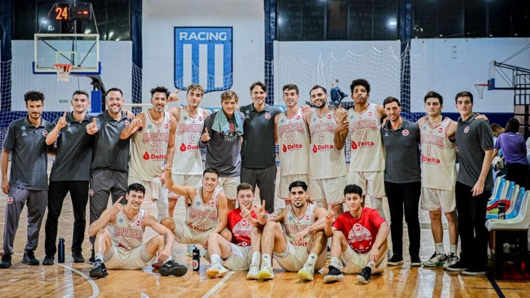 Jugadores de Provincial en partido de la Liga Argentina de Básquet