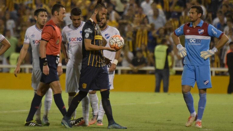El árbitro colombiano Wilmar Roldán durante un partido de fútbol.