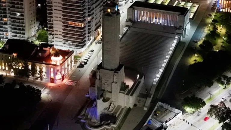 Monumento a la Bandera de Rosario con iluminación tenue durante La Hora del Planeta.