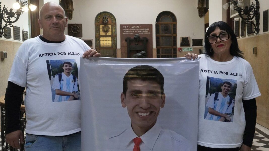 Banner con foto de Alejo Riveros en su graduación de piloto, usado en marcha por justicia