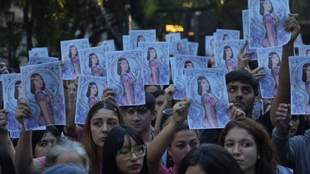 Concentración en plaza 25 de Mayo por el femicidio de Sophia Civarelli