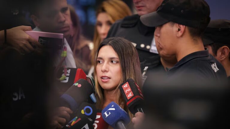 Agostina Páez, abogada santiagueña, en su regreso a Argentina.