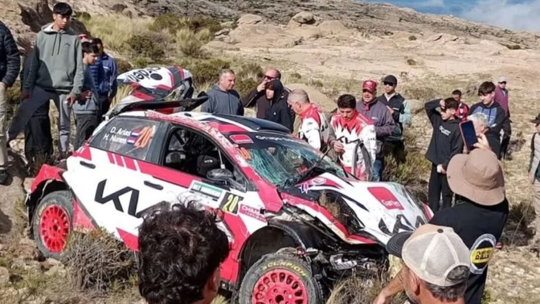 Vehículo de rally accidentado en el tramo de Mina Clavero, Córdoba.