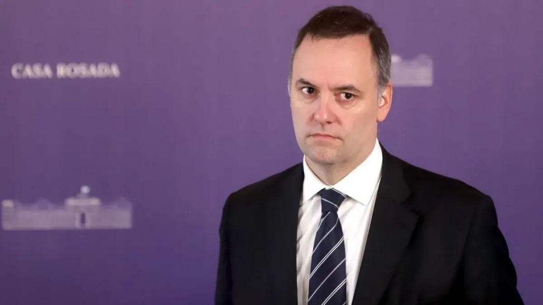 Manuel Adorni, jefe de Gabinete, durante una conferencia de prensa.