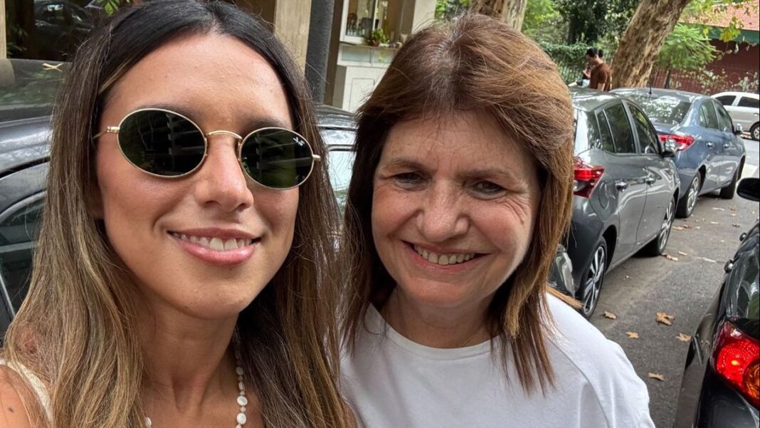 Agostina Páez y Patricia Bullrich se encuentran en un café de Buenos Aires.