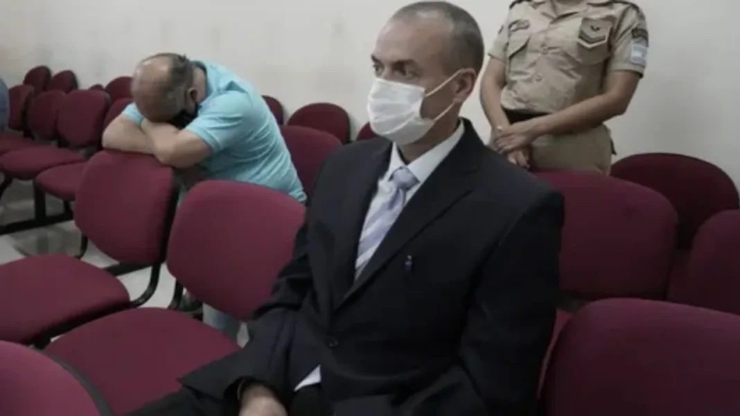 Ilustración de un símbolo de justicia o tribunales, representando una resolución judicial.