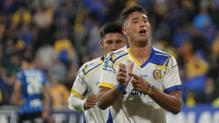 Alejo Veliz de Rosario Central celebra su gol ante Atlético Tucumán