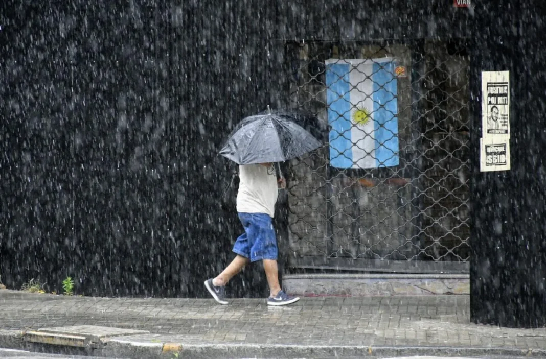 Cielo nublado y calles mojadas en Rosario durante un día de alerta por tormentas.