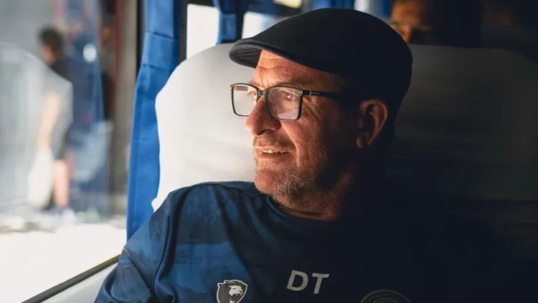 Alfredo Berti, director técnico de Independiente Rivadavia, en el banco de suplentes.