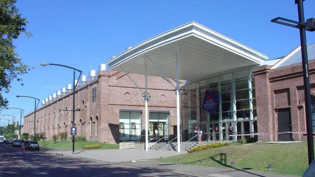 Entrada y estacionamiento del Alto Rosario Shopping en la ciudad de Santa Fe