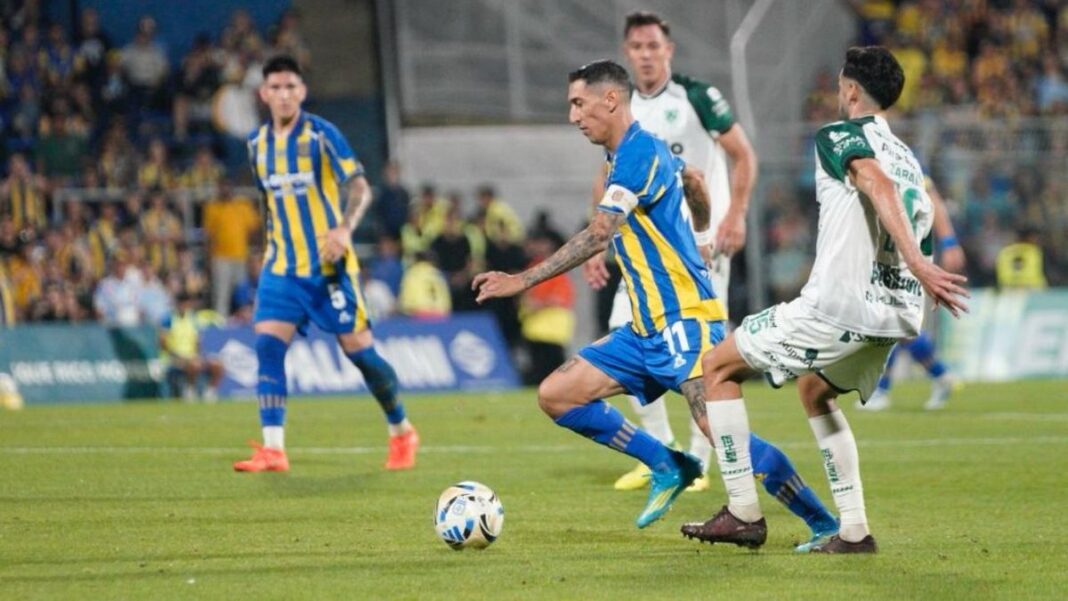 Ángel Di María en acción con la camiseta de Rosario Central durante el partido ante Sarmiento