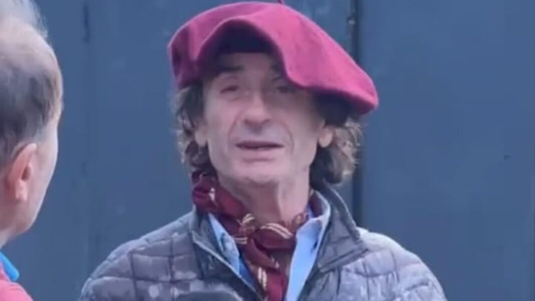 Aníbal Colapinto con boina bordó en el predio de Palermo