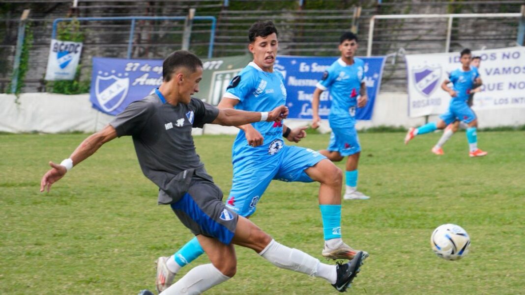 Partido de fútbol entre Argentino y J.J. Urquiza en el estadio Olaeta