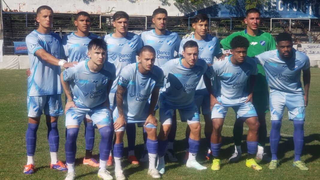 Plantel de Argentino en el campo de juego