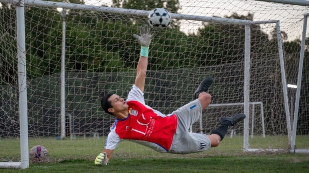 Ilustración de un arquero atajando un balón, con el logo de Arqueros Ya. Servicio para fútbol amateur.