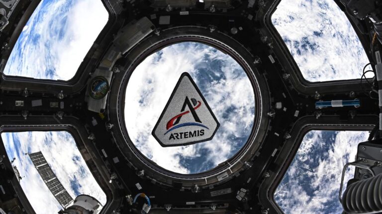 Ilustración de la nave Orión de la misión Artemis II en el espacio, con la Tierra y la Luna de fondo.