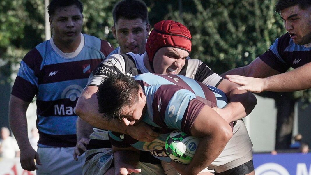 Jugadores de Atlético del Rosario en partido de rugby del Top 14