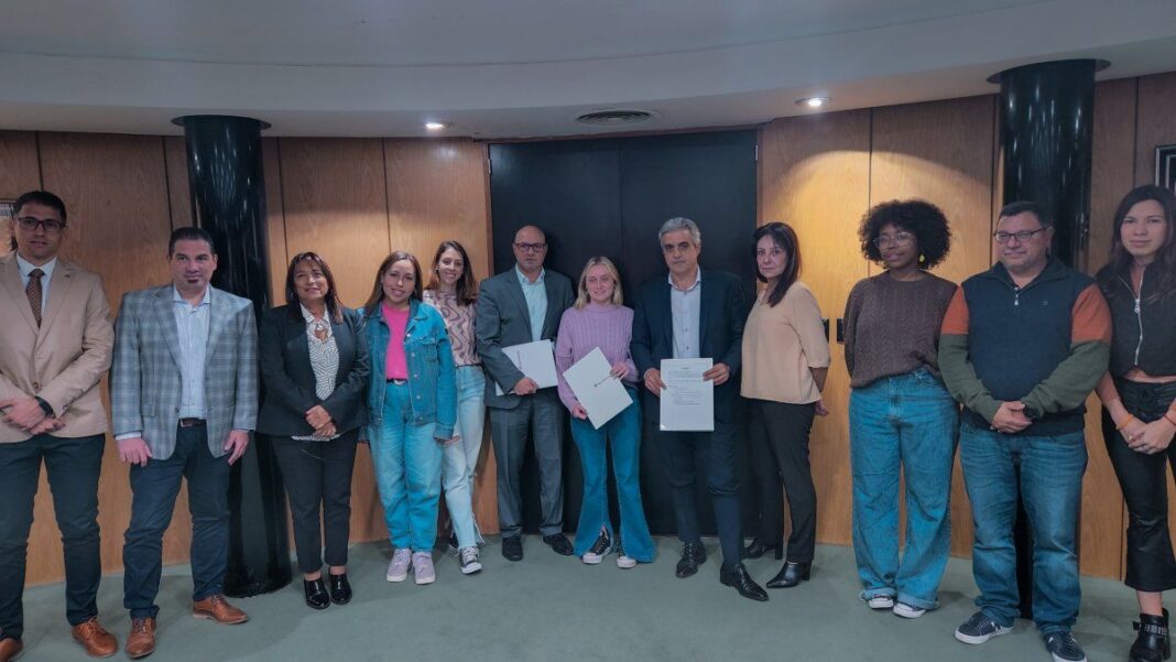 Joven universitario utilizando tarjeta de débito del Banco Municipal