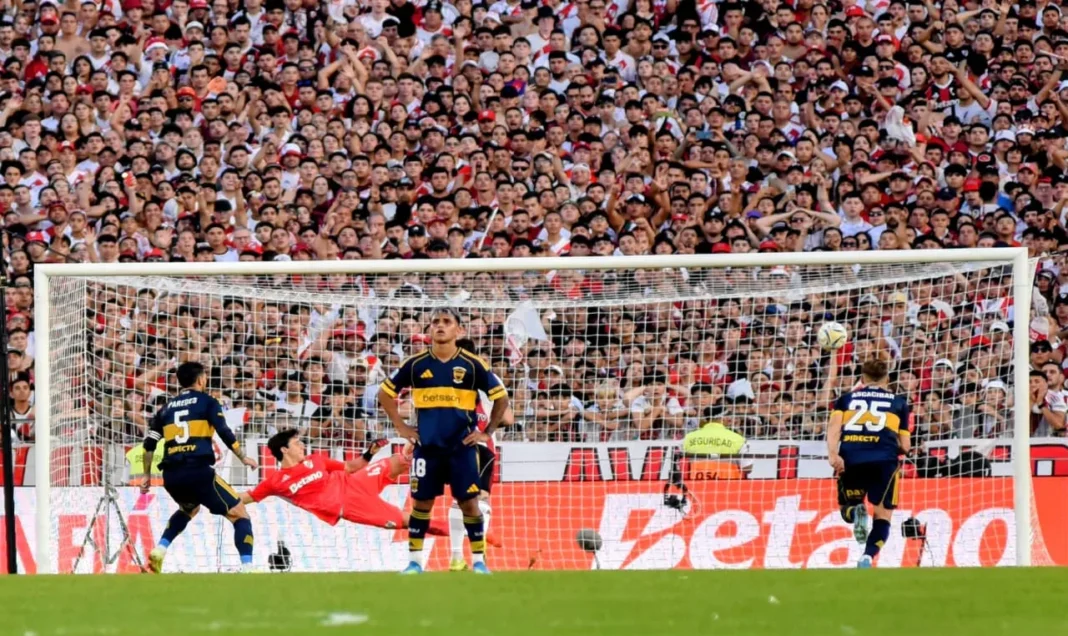 Jugadores de Boca Juniors celebran el gol frente a River Plate en el estadio Monumental.