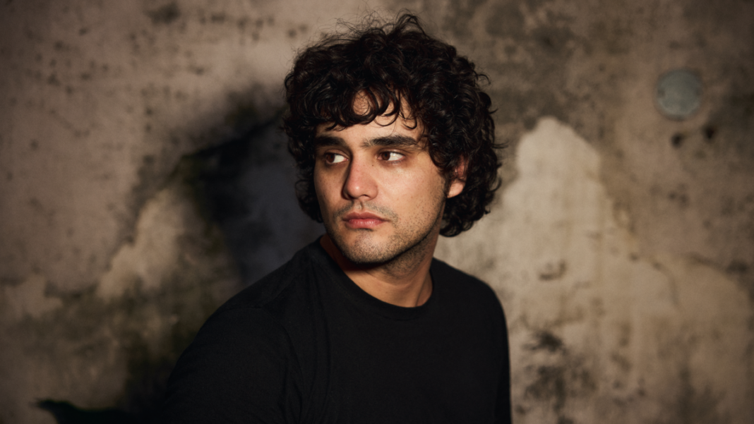 Broke Carrey, artista musical, presentando su disco 