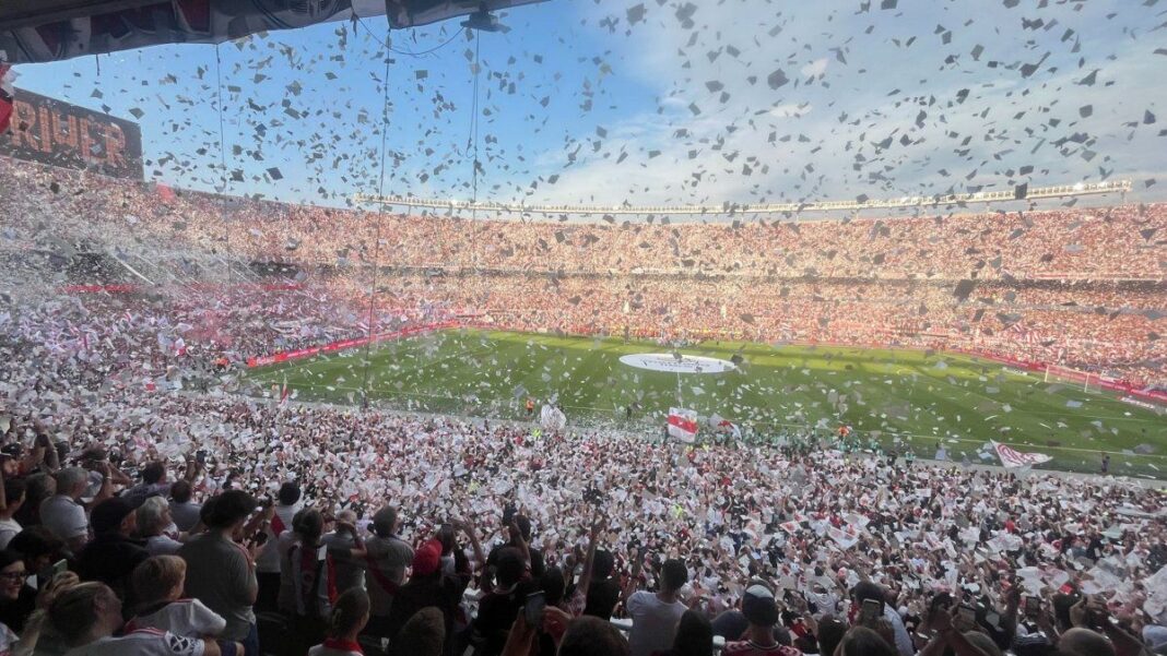 Estadio Monumental con papelitos en las tribunas, referencia a la tradición ahora prohibida.