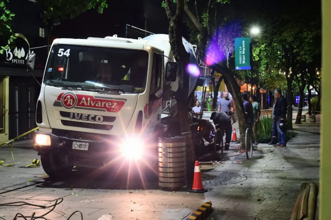 Camión hormigonero con una rueda hundida en el pavimento de la peatonal Córdoba, en el centro de Rosario.