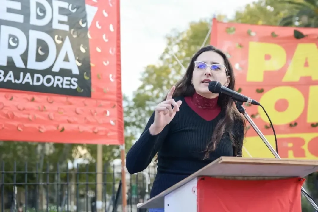 Carla Deiana hablando en un acto político del Frente de Izquierda