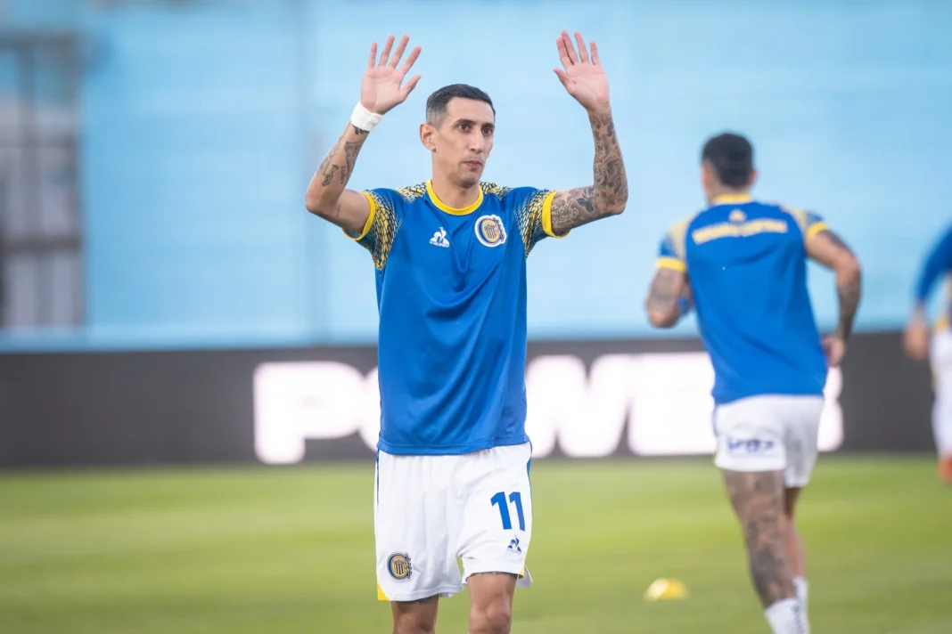 Jugadores de Rosario Central en el aeropuerto antes de viajar a Caracas para partido de Copa Libertadores