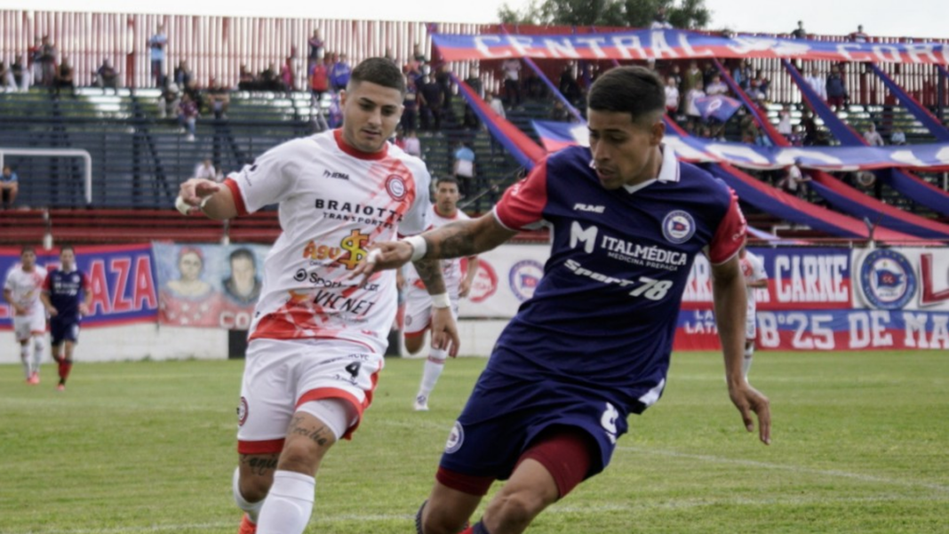 Jugadores de Central Córdoba y Luján durante el partido en el estadio Gabino Sosa de Santa Fe.