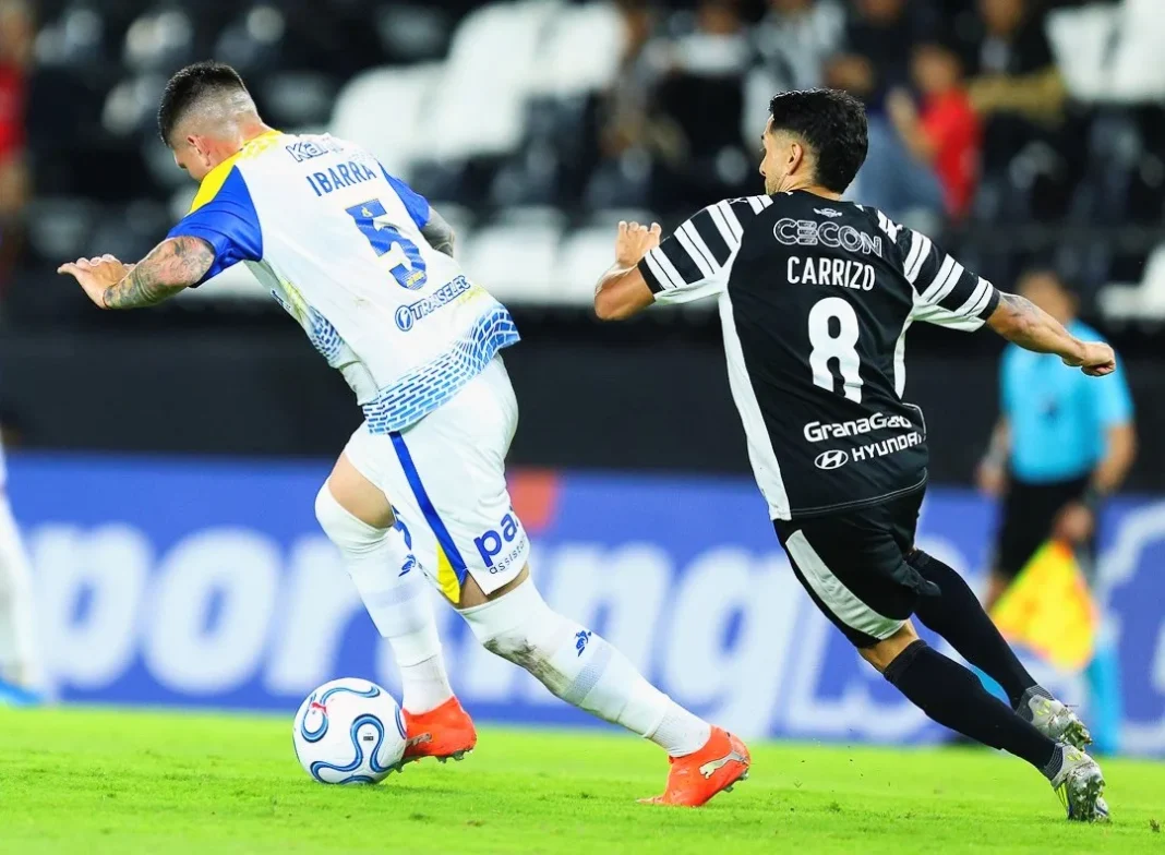 Jugadores de Central Córdoba (Rosario) celebran el gol en el partido en Asunción.