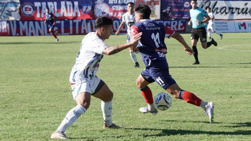Acción de juego del partido entre Central Córdoba de Santa Fe y Centro Español en el estadio Gabino Sosa.