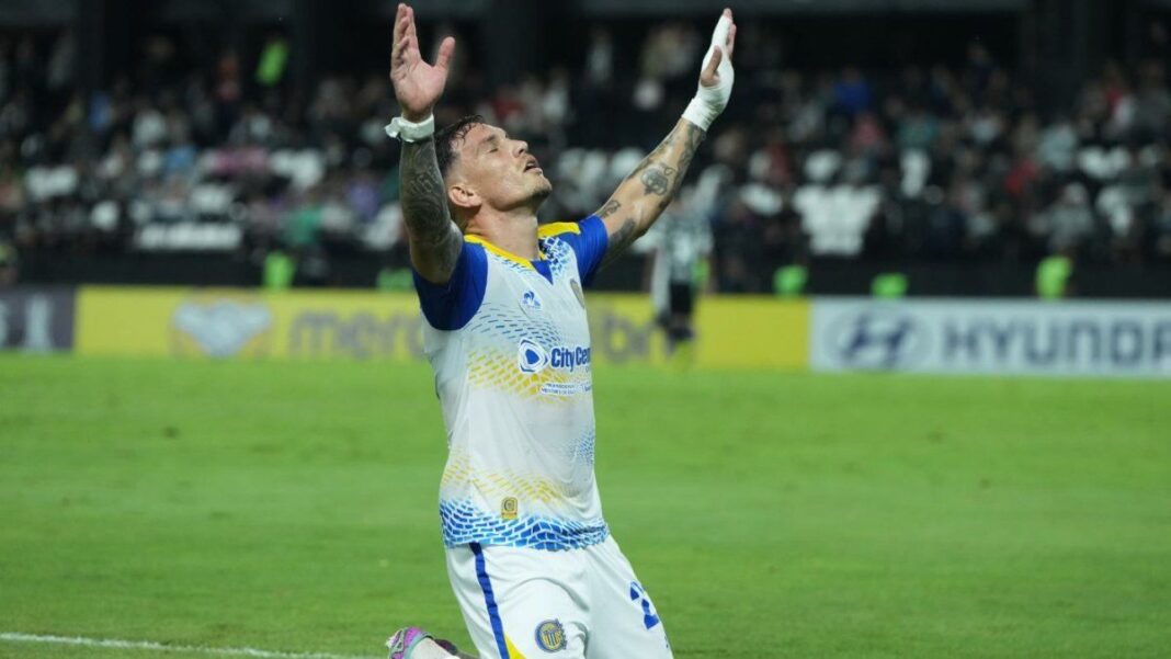 Jugadores de Central Córdoba celebrando el gol ante Libertad en el estadio.