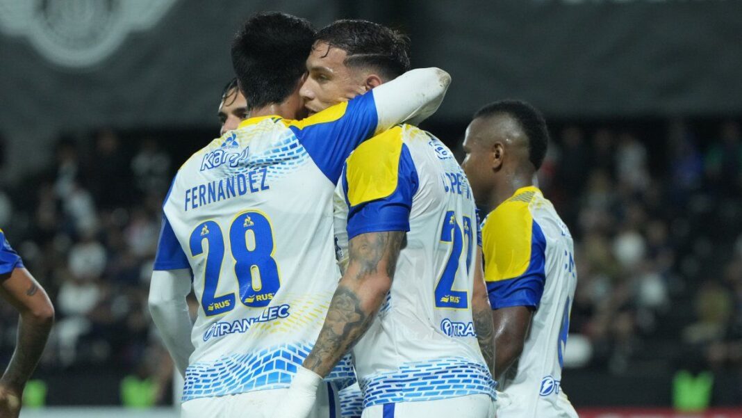 Enzo Copetti y Alejo Veliz, delanteros de Central, celebran un gol.
