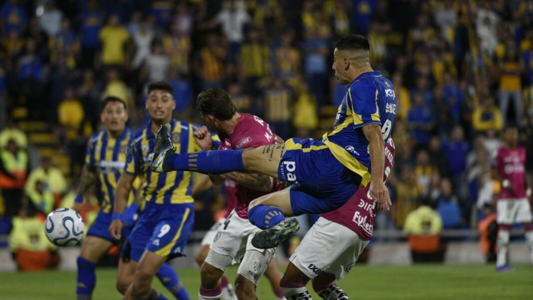 Jugadores de Rosario Central e Independiente del Valle durante el partido en el Gigante de Arroyito.