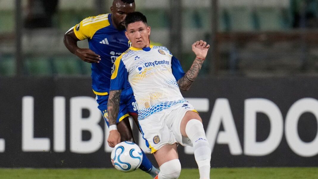 Franco Ibarra, volante de Central, durante un partido en el Gigante de Arroyito