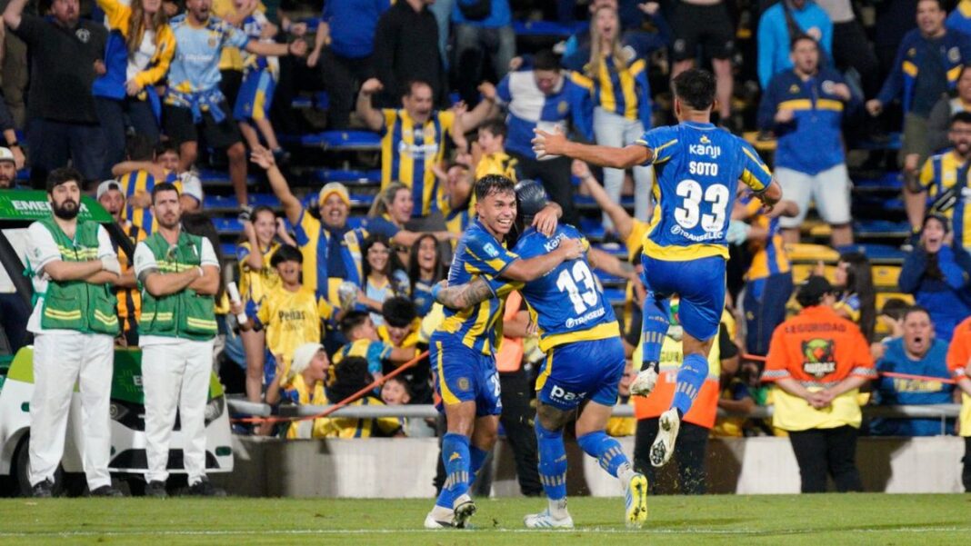 Jugadores de Central en un partido de fútbol.