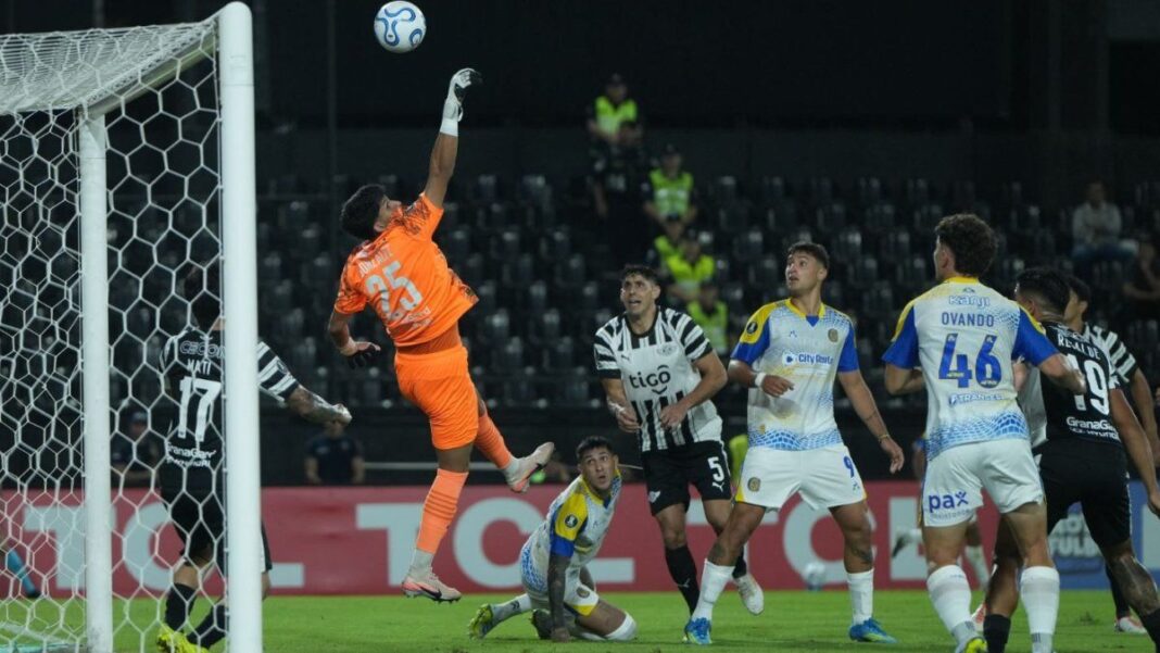 Jugadores de Rosario Central celebrando el gol ante Libertad en el estadio de Asunción.