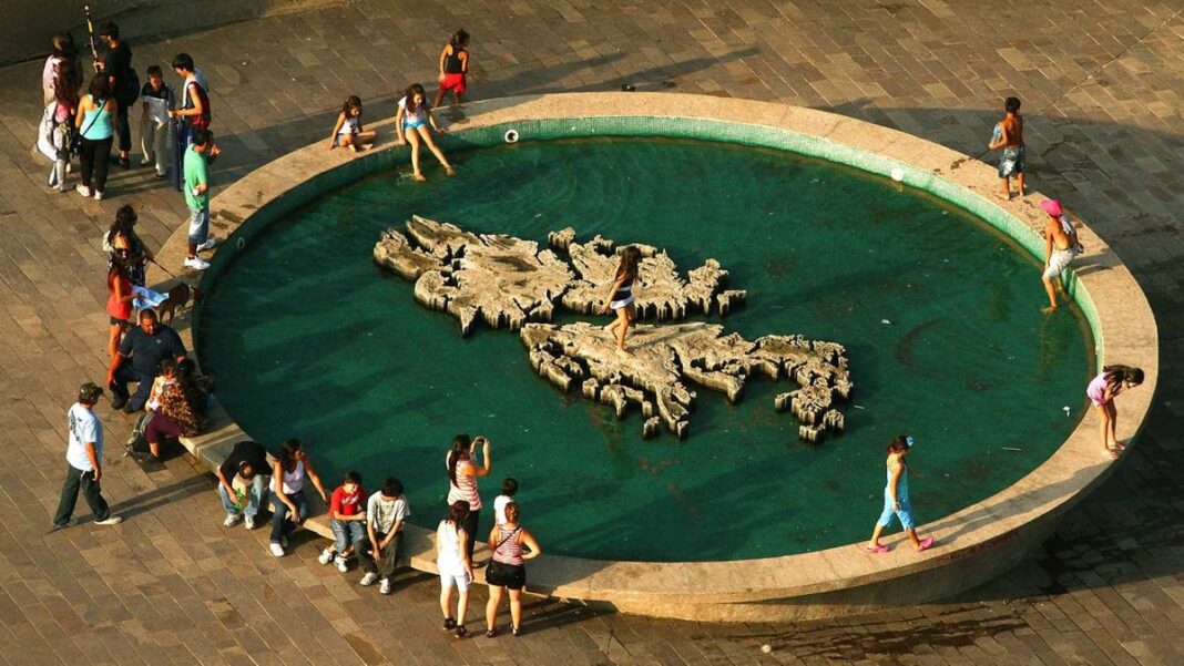 Fotografía de detalle del monumento a los veteranos de Malvinas en el Parque Nacional a la Bandera, obra de César Arfeliz.