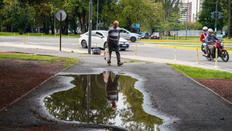 Operativos municipales en calles de Rosario tras el paso de las tormentas.