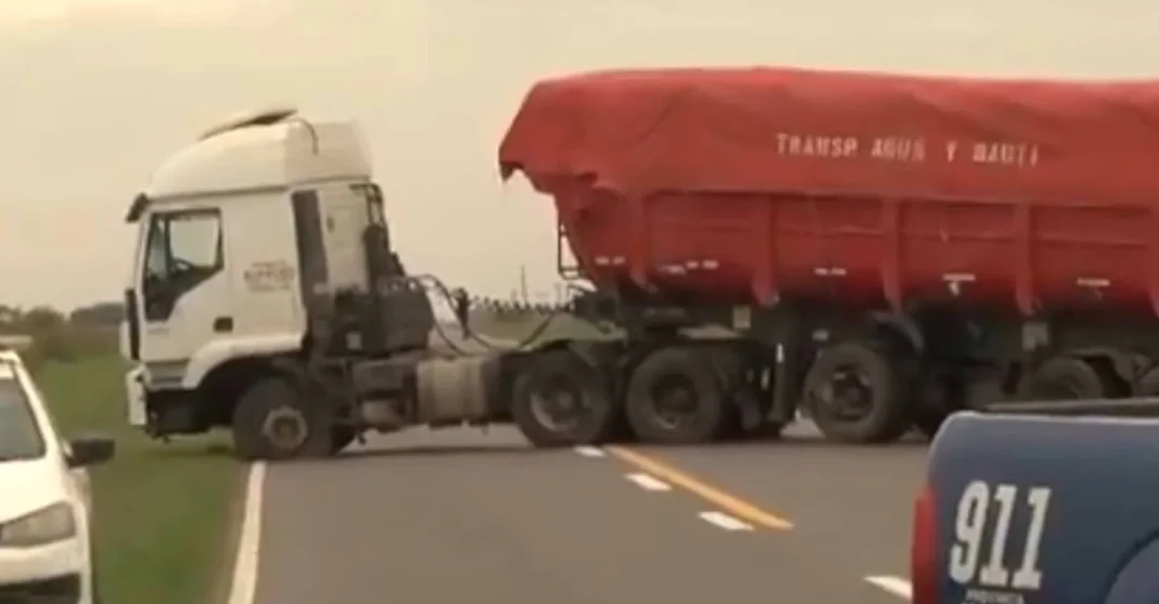 Accidente vial entre dos camiones en la ruta provincial 14, con presencia de servicios de emergencia.