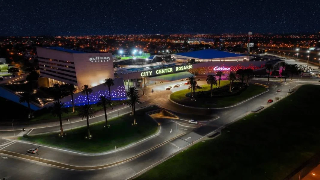 Exterior o hall principal del complejo City Center Rosario, con cartelería de espectáculos.