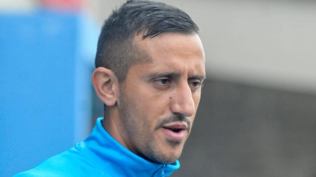 Futbolista Emiliano Endrizzi y logo del Club Gimnasia y Esgrima de Jujuy