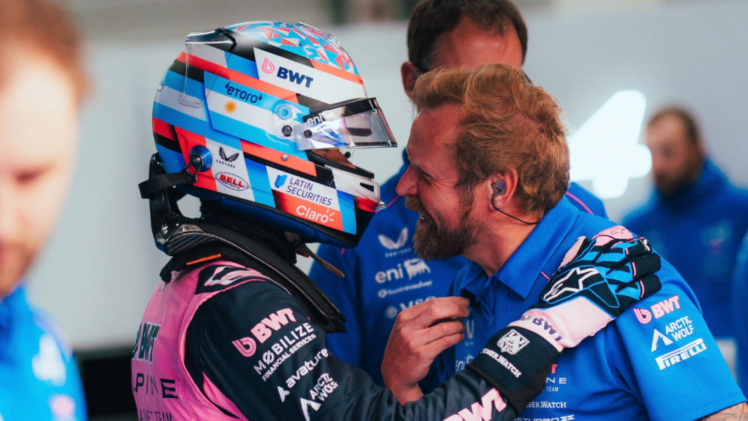 Franco Colapinto, piloto argentino de Fórmula 1, con el equipo Alpine.