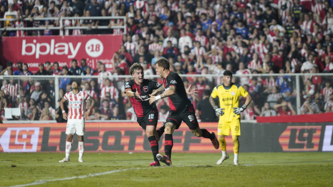 El Colo Ramírez celebra su gol ante Unión en el estadio 15 de Abril