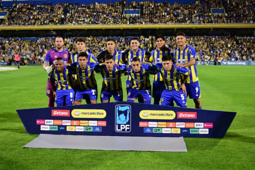 Jugadores de Colón de Santa Fe celebrando un gol durante el partido contra Sarmiento en el estadio Brigadier López.