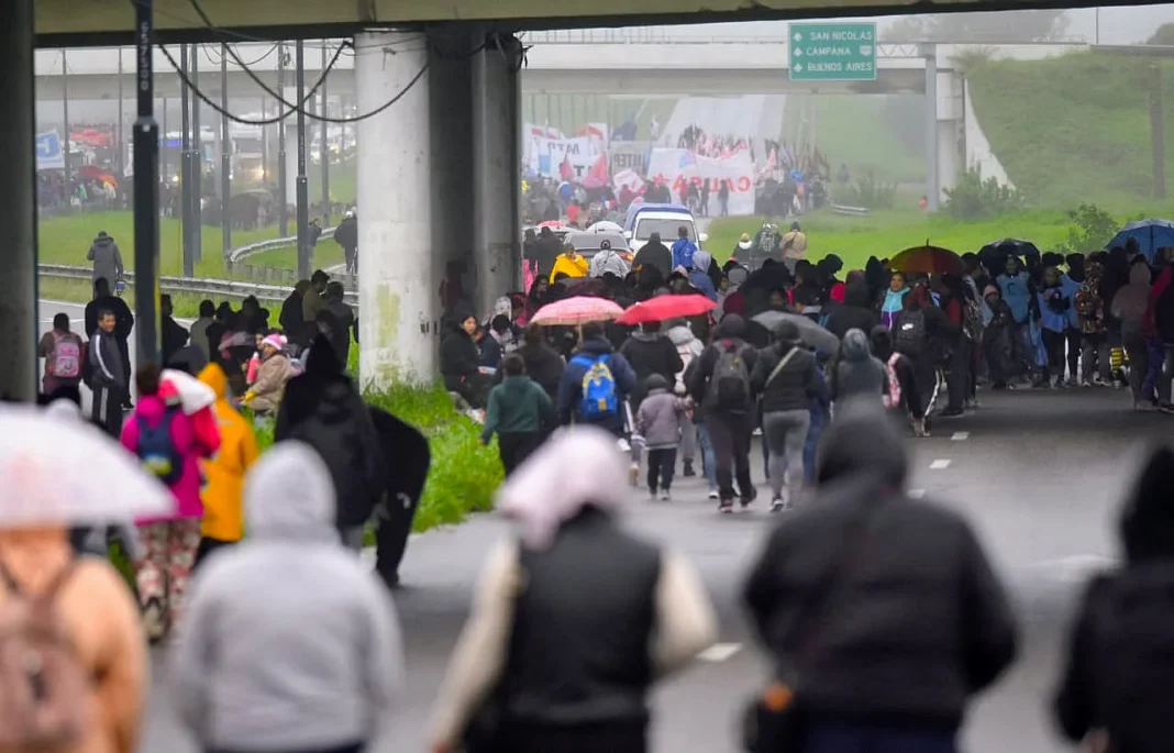 Manifestantes de la CCC durante el corte en la autopista Rosario-Buenos Aires.