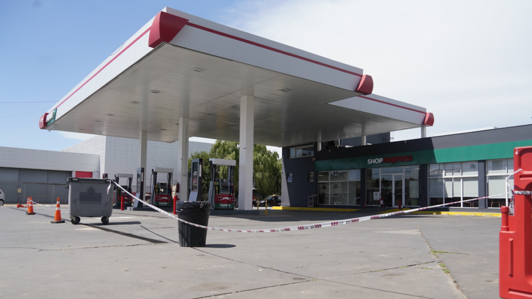 Ilustración de una balanza de justicia sobre un mapa de la ciudad de Rosario, Santa Fe.