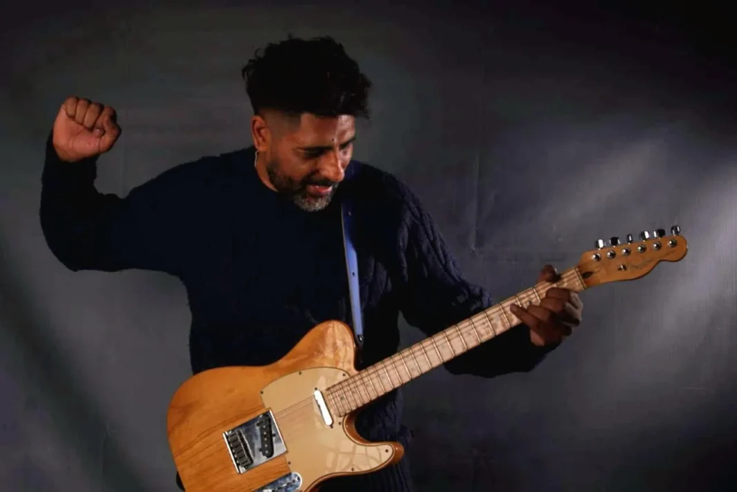 Demi Carabajal en un escenario tocando la batería durante un concierto de folclore.