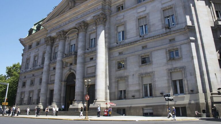 Ilustración de un documento legal y un símbolo bancario, representando la denuncia por créditos.