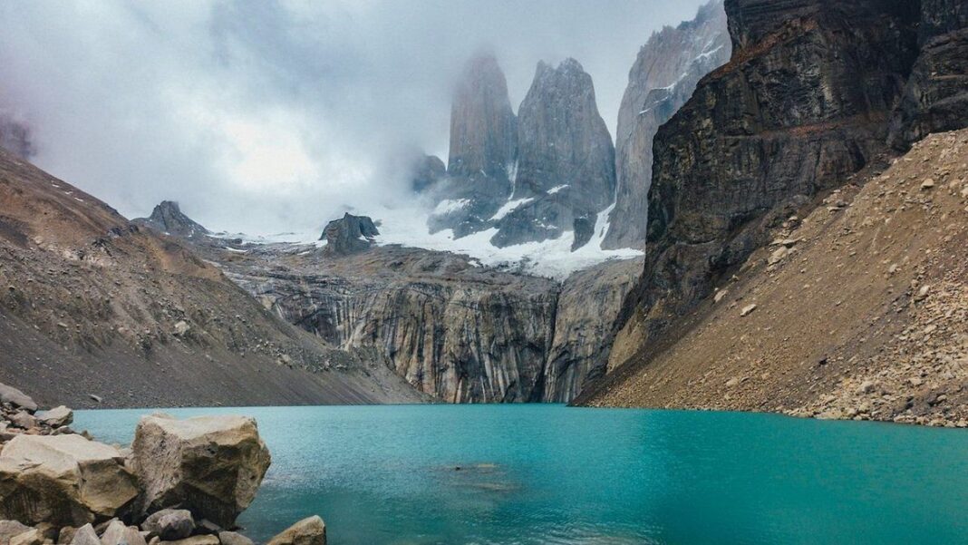 Paisaje diverso de Chile mostrando montañas, desierto y un cielo estrellado
